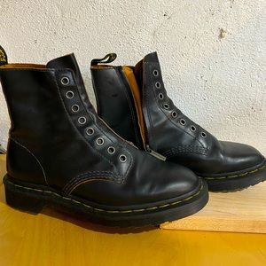 As new Dr Marten laceless boots. Never worn out, too small. Vintage smooth 1460